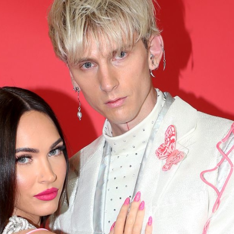 ماشين غان كيلي قدم خاتم خطبة لميغان فوكس يؤلم عند خلعه