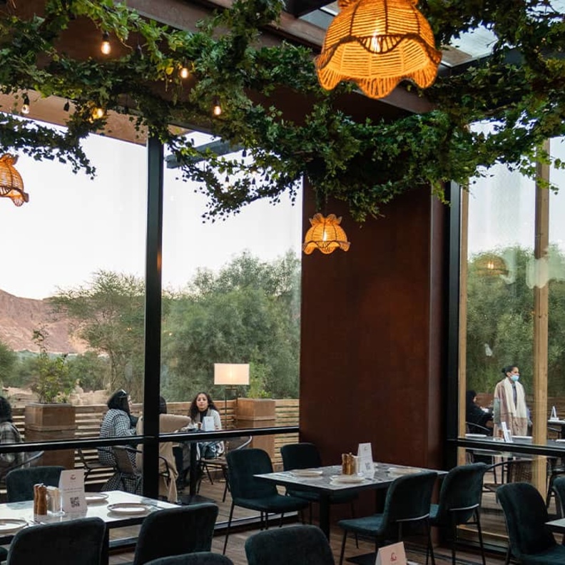 لتجربة لا تنسى.. إليك قائمة بأفضل 5 مطاعم عالمية بالعلا