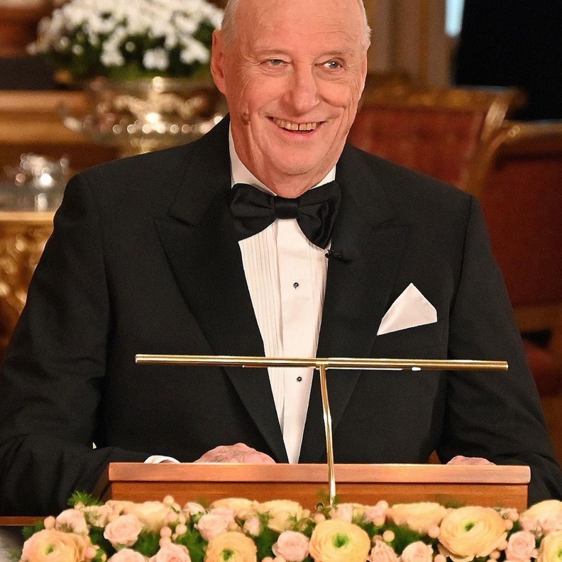 ملك النرويج يدعو للمبادرة بتقديم العون والمساعدة لمن يحتاجون إليها