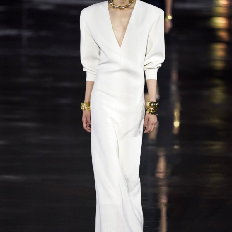 من مجموعة Saint Laurent لربيع وصيف 2022 وقد تميّز بقصة الـV neck