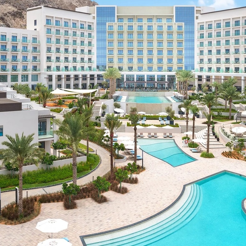 منتجع شاطئ الفجيرة.. ملاذ مثالي لعشاق المغامرة في أحضان البحر والجبال