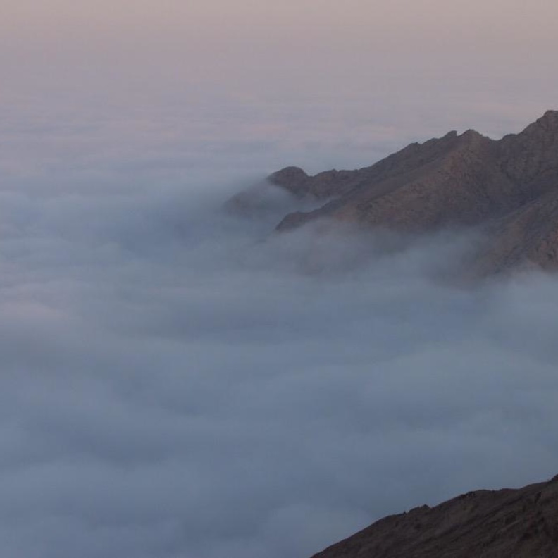 منظر ساحر من فوق قمة جبل الفاية - المصدر @mzinelsawari