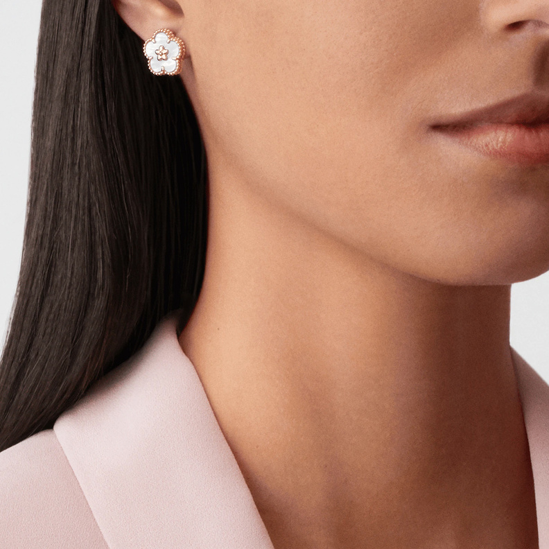 موديلات أقراط ذهب رقيقة لأناقتك في العمل