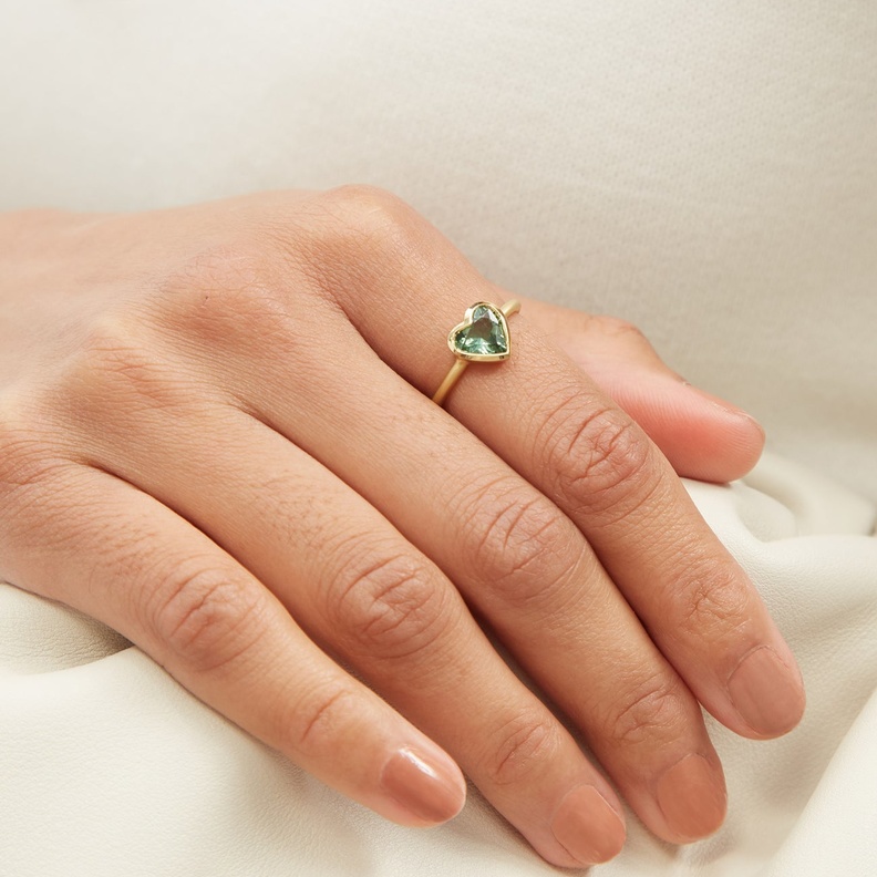 موديلات خواتم ذهب رقيقة لأناقتك في نهار الشتاء