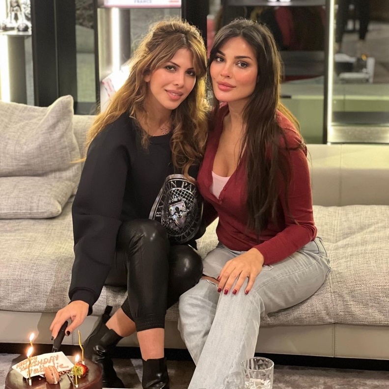 نسّقت نادين البنطلون الدنيم الممزّق مع الكارديغان الأحمر