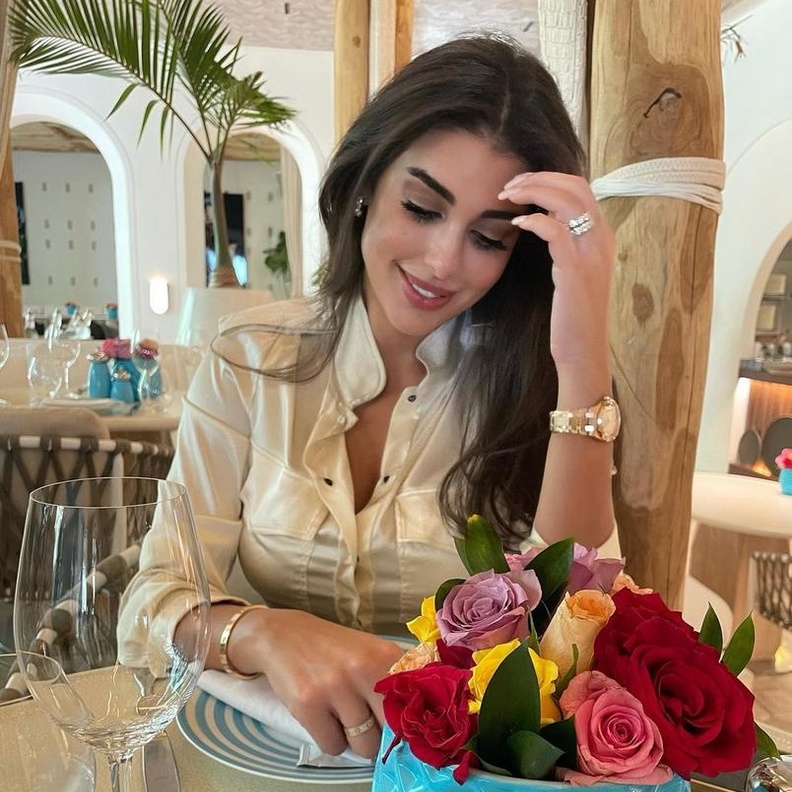 ياسمين صبري بخاتم زفاف كارتييه