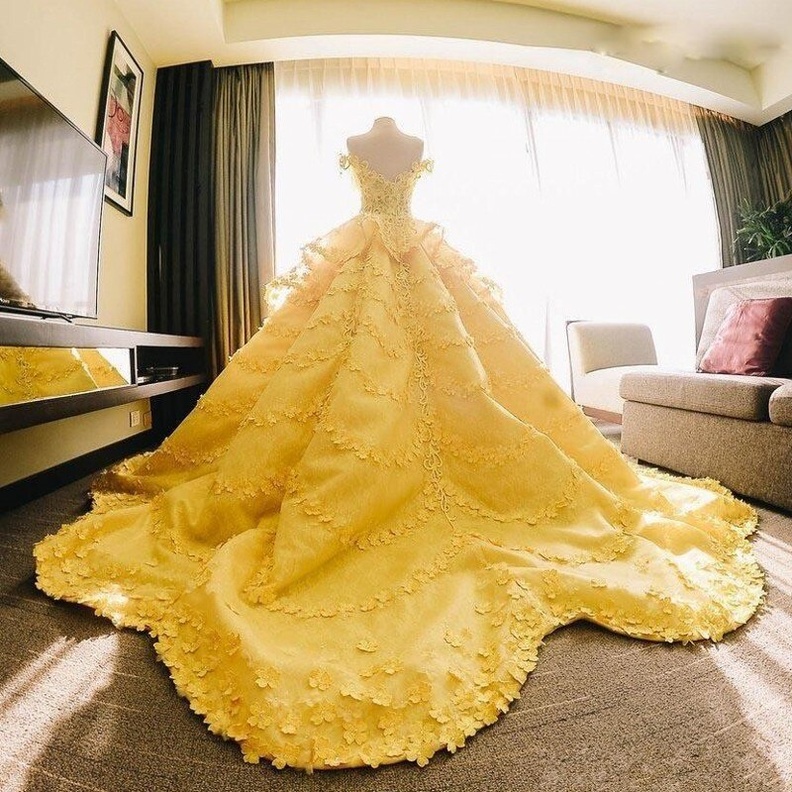 عروس تثير الجدل بظهورها بفستان زفاف أصفر ضخم