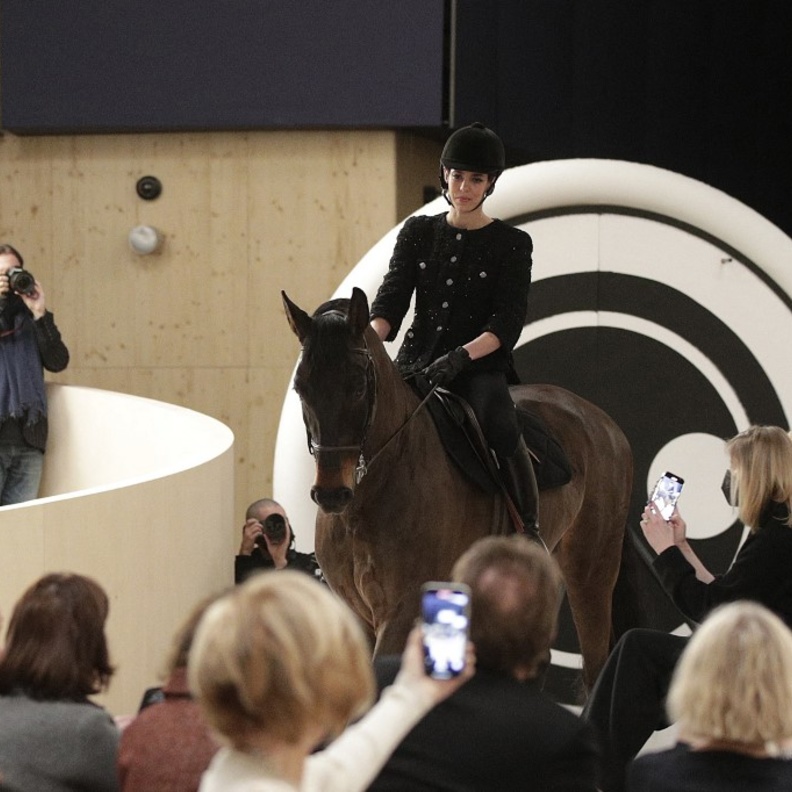 شارلوت كاسيراغي تظهر على حصان في عرض أزياء شانيل Chanel