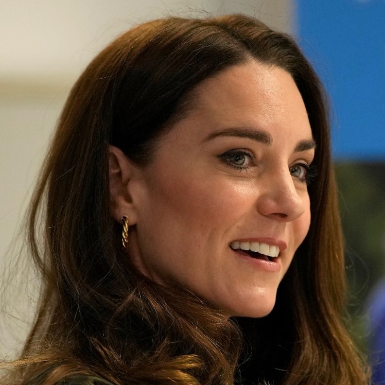 إطلالات كيت ميدلتون الجمالية برسمات الآيلانير وتسريحات الشعر الويفي