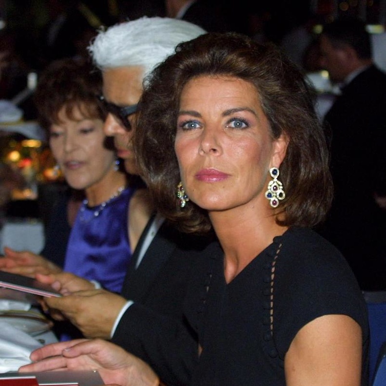 الأميرة كارولين تتألق بالأقراط المرصعة بالأحجار الكريمة من مجموعة مجوهراتها