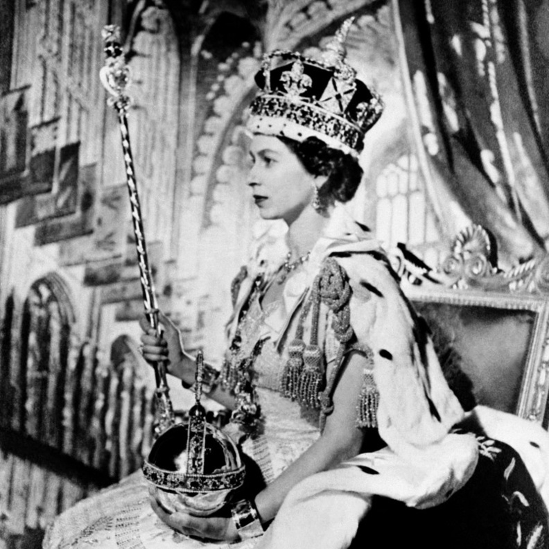 لماذا لم تختَر الملكة إليزابيث الثانية اسمًا مستعارًا عند تتويجها؟