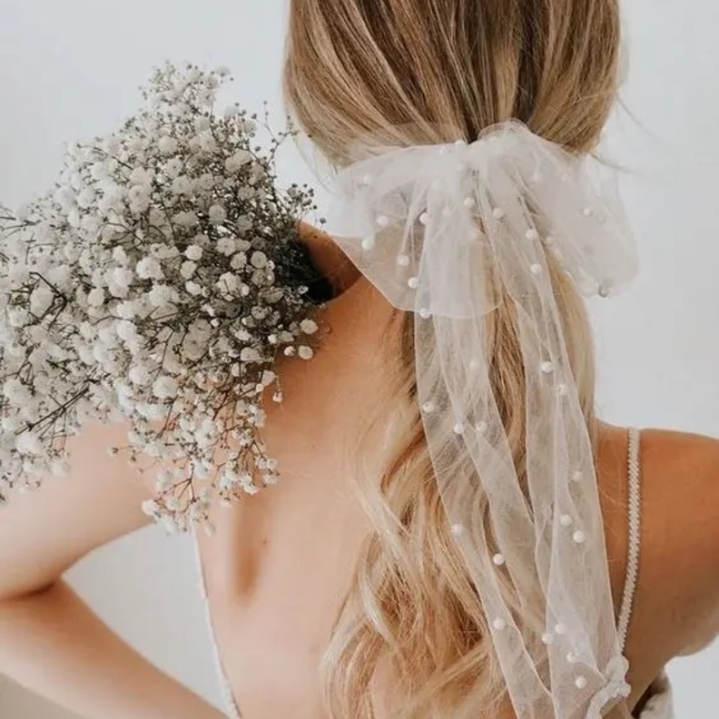 أفكار رائعة لإطلالة الزفاف المزينة بشكل الفيونكة