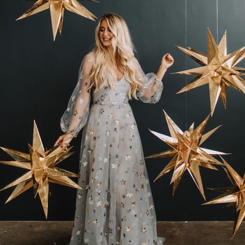 أفكار رائعة لإطلالات العروس باللون الرمادي