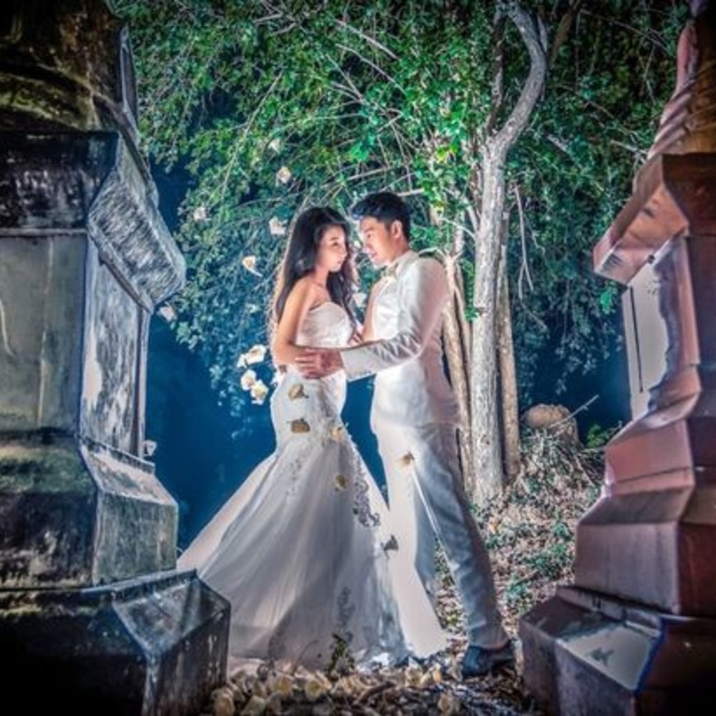 عريس وعروس يثيران الجدل بجلسة تصوير غريبة احتفالا بخطبتهما