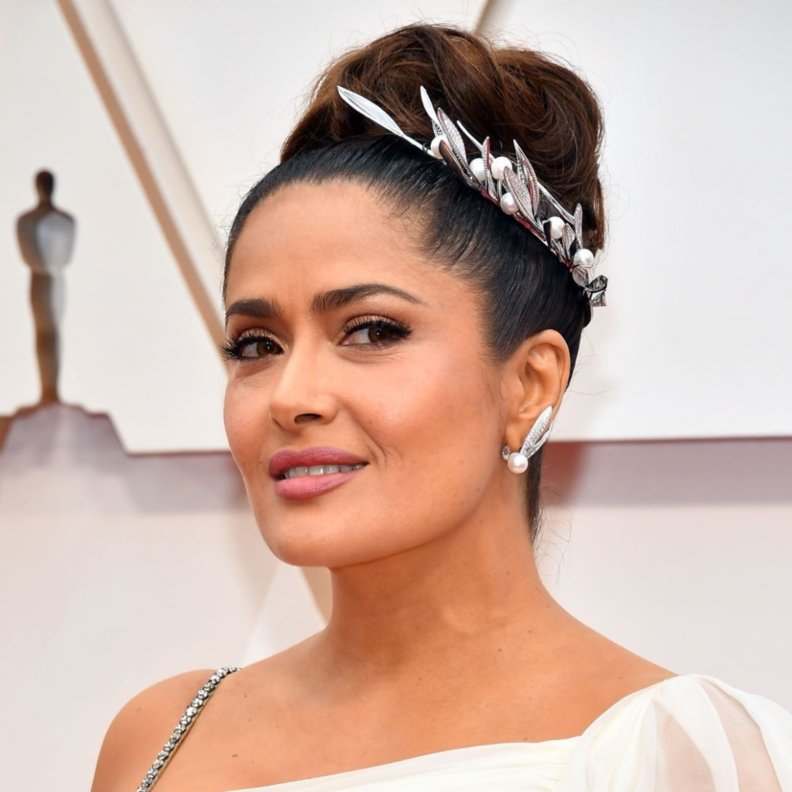 رسمات مكياج سلمى حايك مع الايلاينر الاسود الرفيع