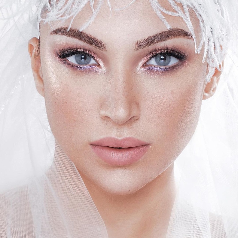 اختيار لون ظلال عيون زهري أو فاتح للعيون - الصورة من حساب خبير التجميل بسام فتوح على انستغرام الغارقة داخل الوجه