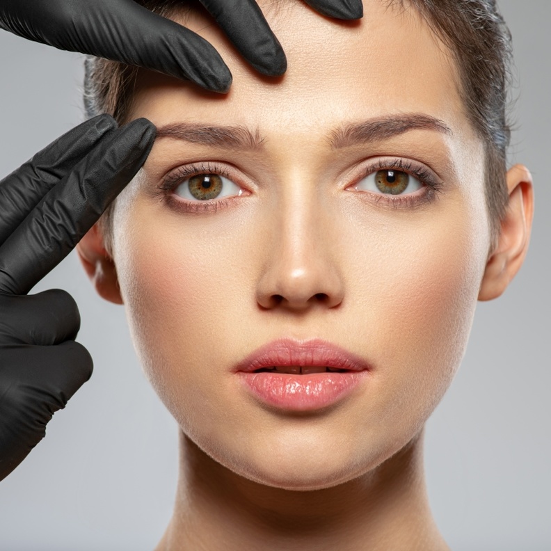 الفرق بين عملية شد الجبهة الكلاسيكية وبالمنظار وما الأفضل بينهما