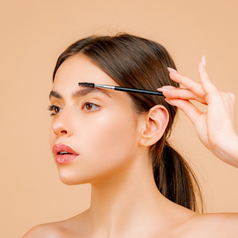  أسباب تساقط شعر الحواجب