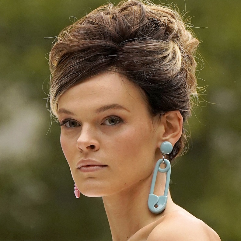  تسريحات شعر عصرية مع الرفعة العالية والمبعثرة من دار Moschino