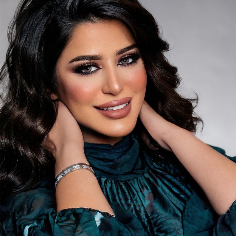 تسريحات مميزة لصاحبات الشعر الكثيف من وحي صمود الكندري