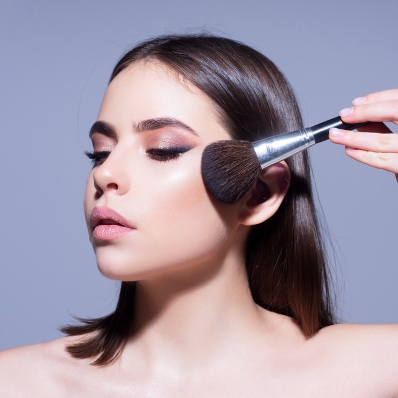 طريقة وضع البلاشر حسب شكل وجهك والدرجة المناسبة لكل بشرة