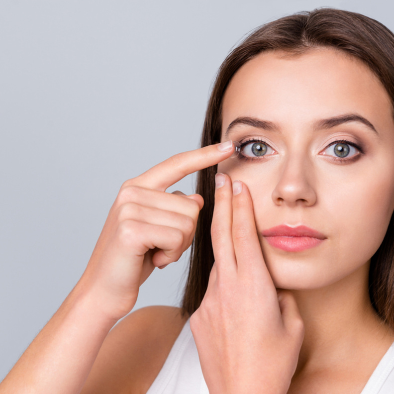 أهم النصائح عند استخدام العدسات اللاصقة ووضع المكياج