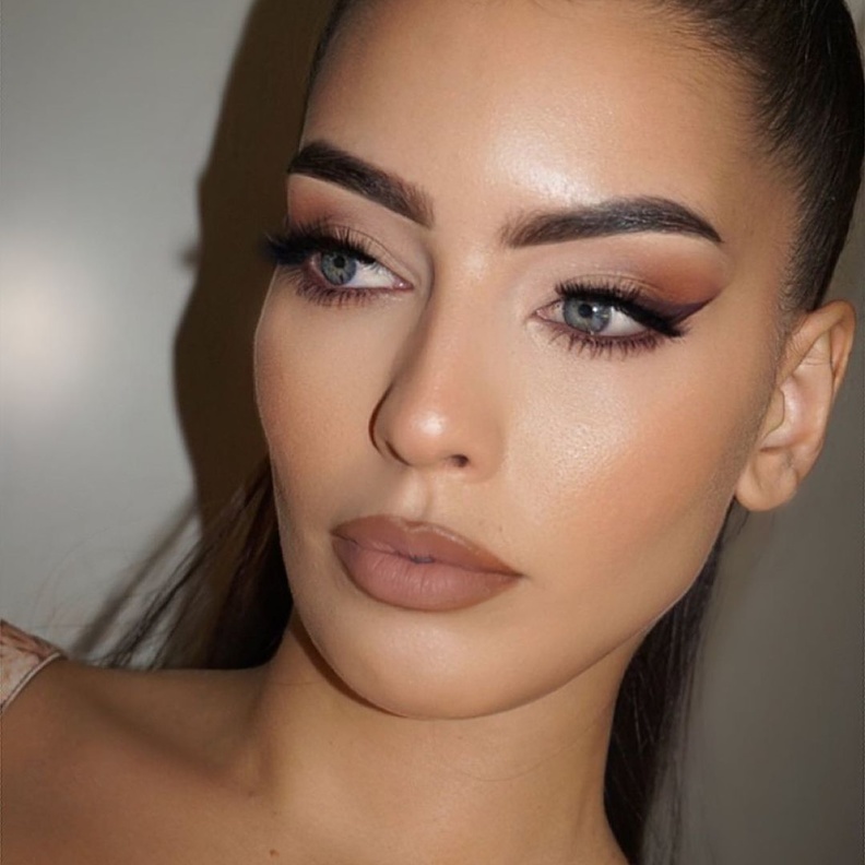 خطوات رسم الآيلاينر بسرعة من حساب Daphne على انستغرام