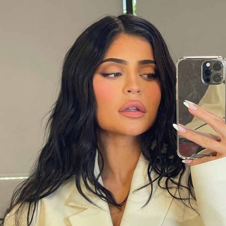 طرق طلاء الاظافر الجديدة من وحي مناكير كايلي جينر، الصورة من حسابها على انستغرام