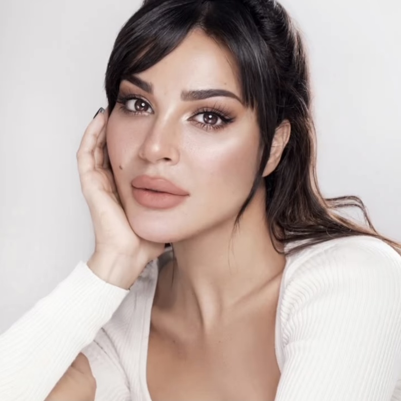 فيديو نادين نجيم بمكياج طبيعي ونصائح ذهبية لإخفاء حب الشباب وتكبير رسمة العين