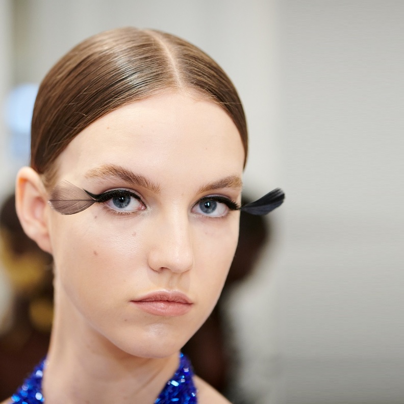 رسمات آيلاينر جديدة ومجنحة في عرض فالنتينو هوت كوتور 2022