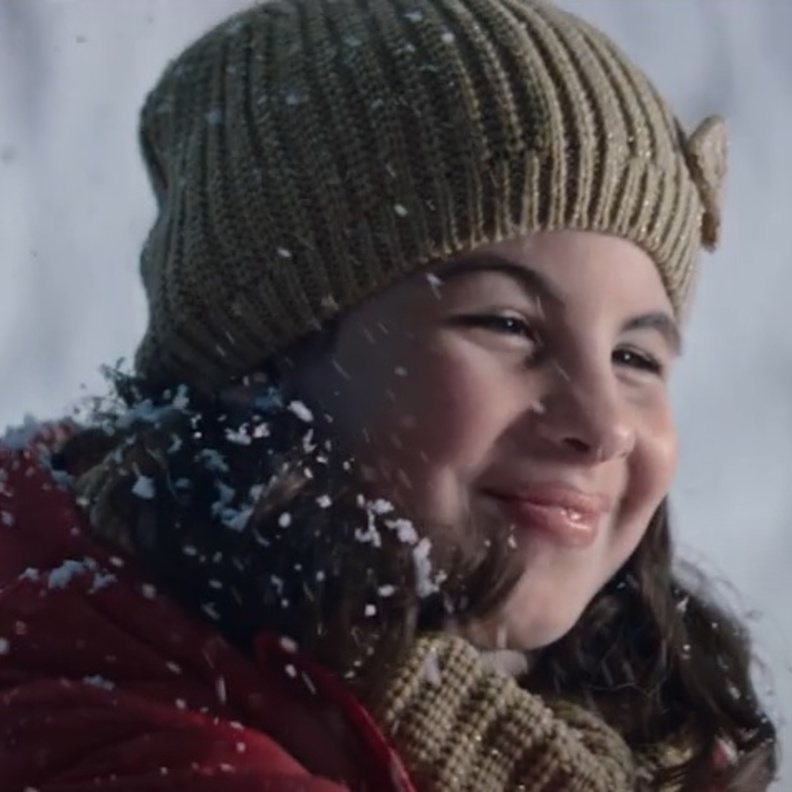 فيديو.. كلارا طفلة تختبر "البهجة بالقلب لا بالعين" ضمن "أجمل شتاء في العالم" بالإمارات 