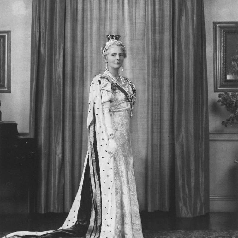 الأميرة أليس آخر حفيدة للملكة فيكتوريا ترتدي تاج Teck Ears of Wheat Tiara