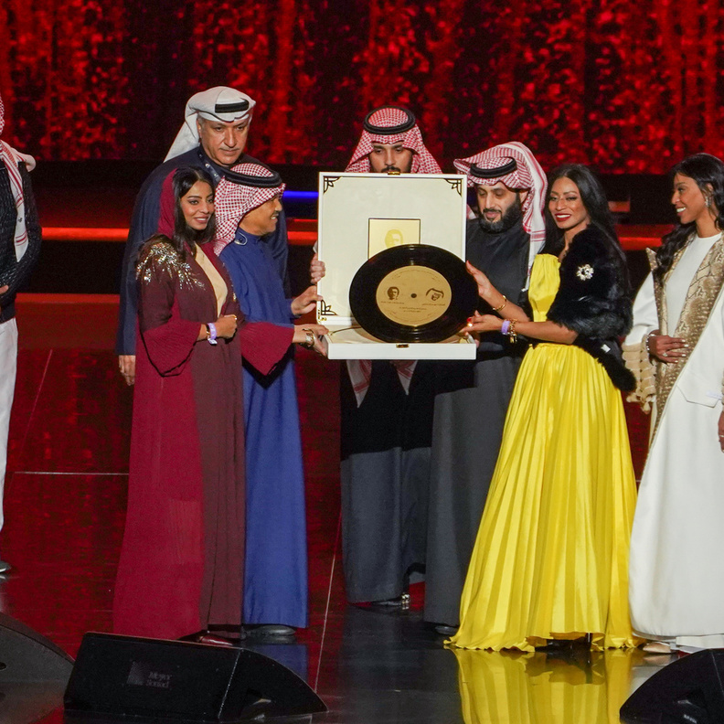 محمد عبده ينال شهادة "جينيس" من بوابة "الهولوغرام".. وتركي آل الشيخ يفاجئه على المسرح