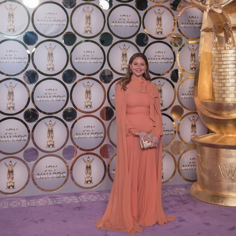 صيحة الكاب واللون الأسود يسيطران على فساتين النجمات في حفل JOY AWARDS