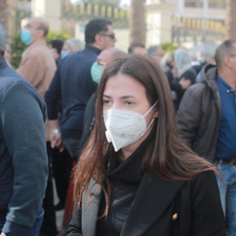 دنيا سمير غانم في جنازة مها أبو عوف