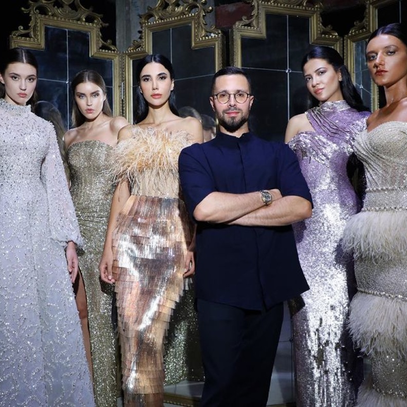 رامي قاضي يتوسط عارضات أزياء بفساتين مميّزة تحمل توقيعه