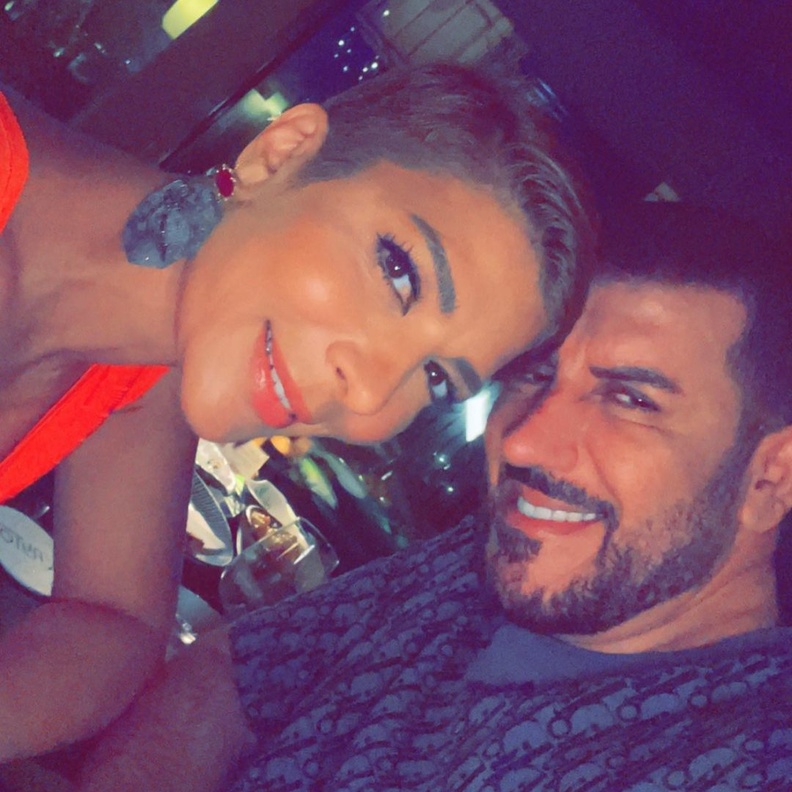  أصالة نصري تعبر عن حبها لزوجها على المسرح