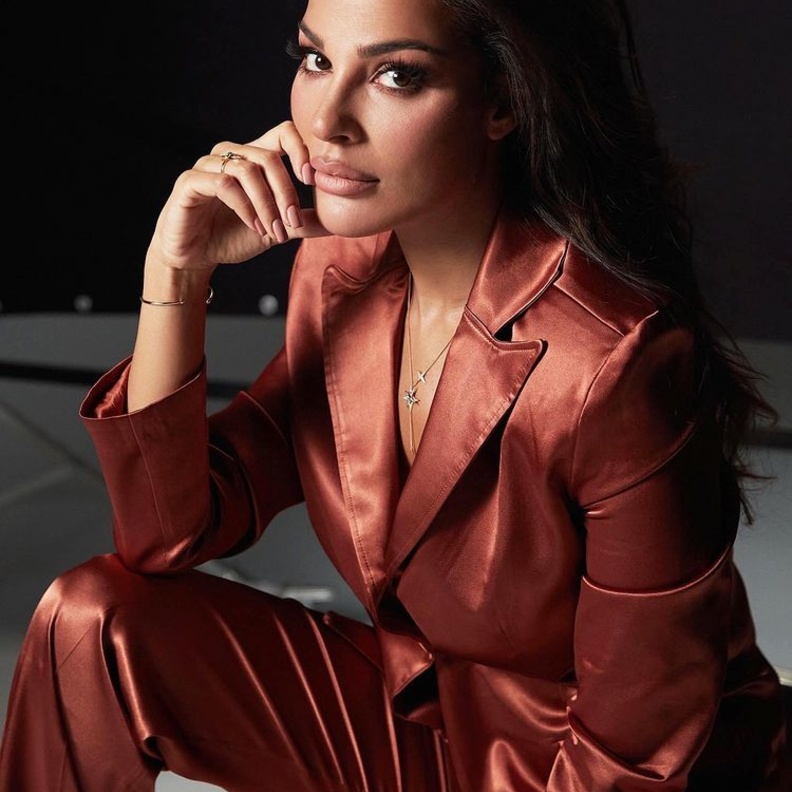 صيحات موسم شتاء 2022 بدلة رسمية باللّون الأحمر اللّافت من Michael Kors