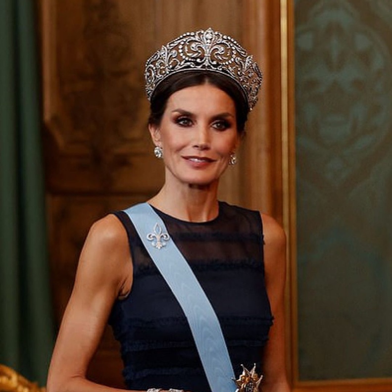 الملكة ليتيزيا تتألق بأجمل التيجان الملكية من مجموعة مجوهرات العائلة المالكة الإسبانية