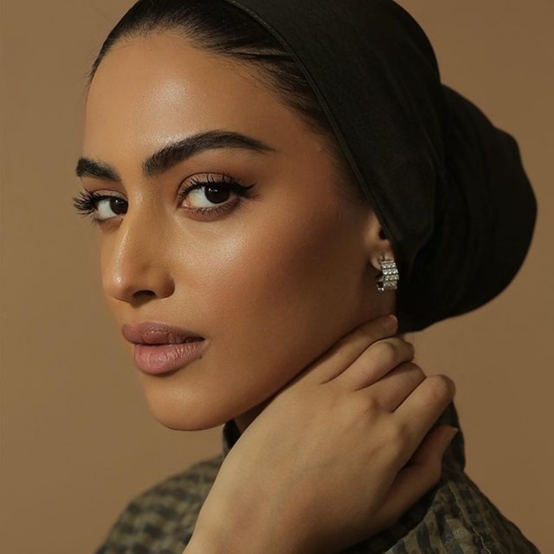 مكياج عيون ناعم للصبايا المحجبات من وحي يارا النملة