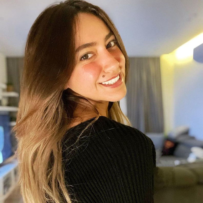 فيديو هند عبدالحليم تستعرض قصة شعرها ولونه الجديد بأحدث اطلالة لها