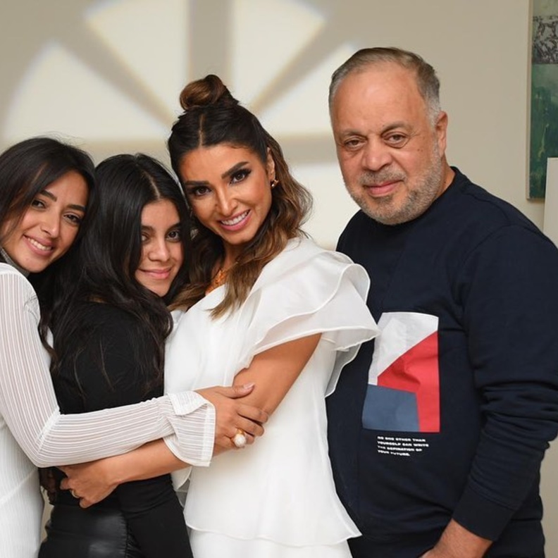 أشرف زكي وروجينا وابنتيهما