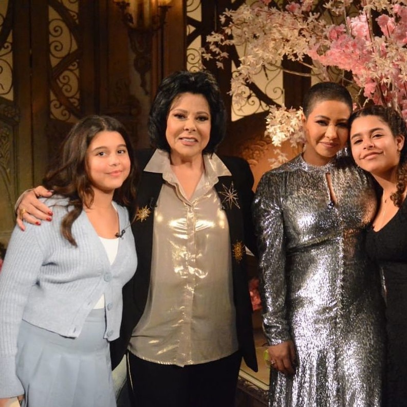 شيرين عبدالوهاب مع ابنتيها واسعاد يونس