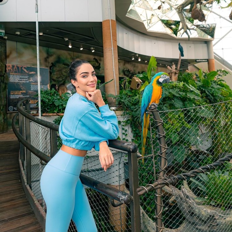 جيسيكا قهواتي بإطلالة مريحة لافتة بلونٍ رائع