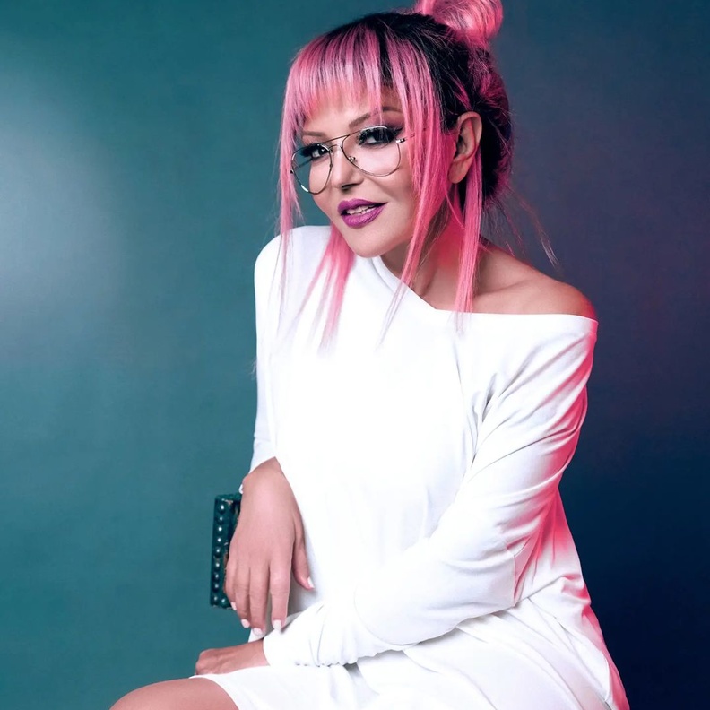 الألوان المبهجة والأزياء العصرية تجمع ما بين أصالة نصري وسميرة سعيد