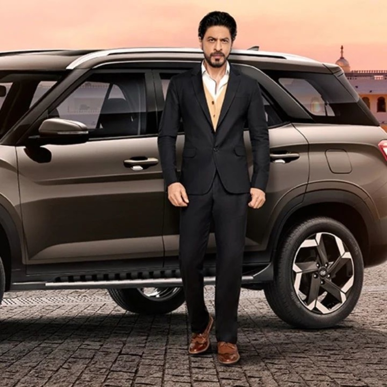 شاروخان يعود للإنستغرام للمرة الأولى منذ أزمة حبس ابنه الأكبر