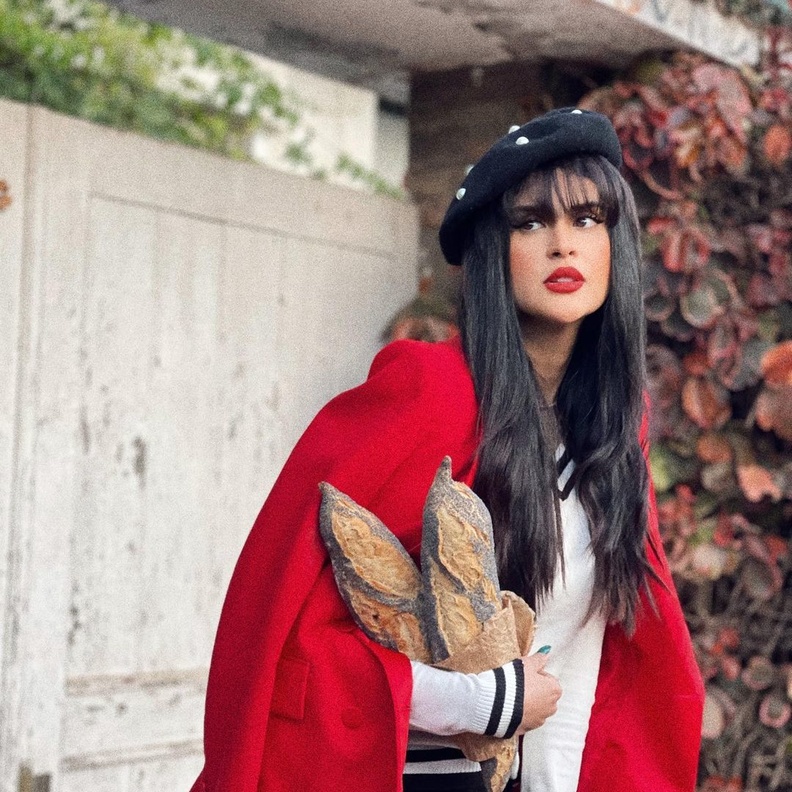 سلمى رشيد بإطلالة شتوية متشابهة مع أزياء ليلي كولينز في "Emily In Paris"