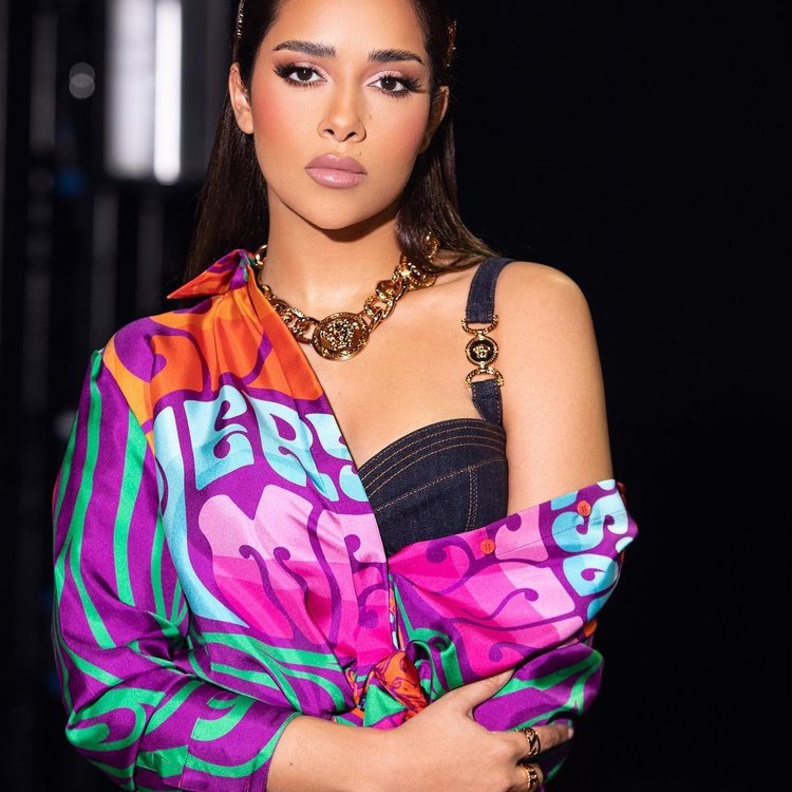 لوك مميّز لبلقيس بالألوان حيوي من Versace إفتتحت به حفلها