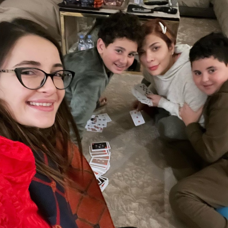  أصالة نصري تمضي أجواء شتوية دافئة برفقة عائلتها في المنزل