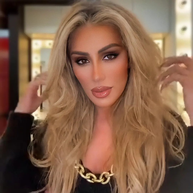 مايا دياب تكشف بالفيديو خطوات تطبيقها مكياج سموكي ترابي